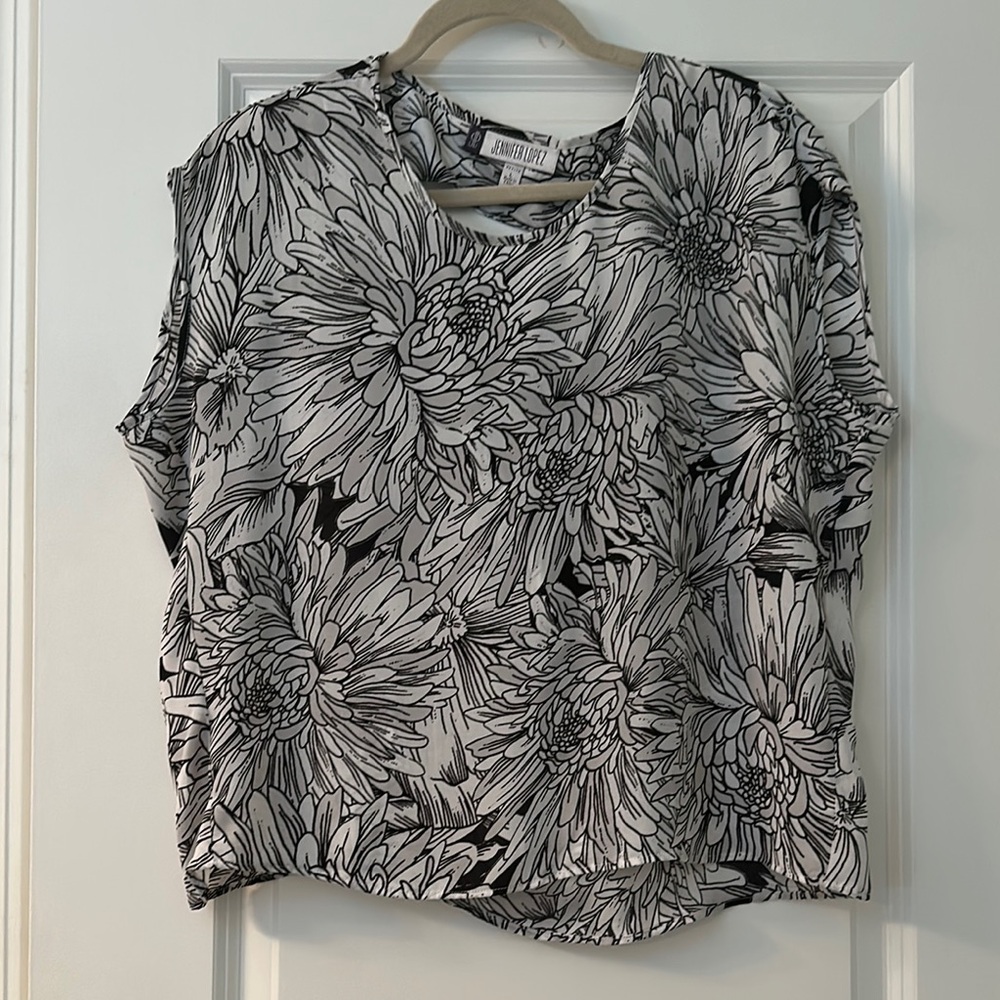 Jennifer Lopez Boxy Cap Sleeve Blouse in Black and Gray